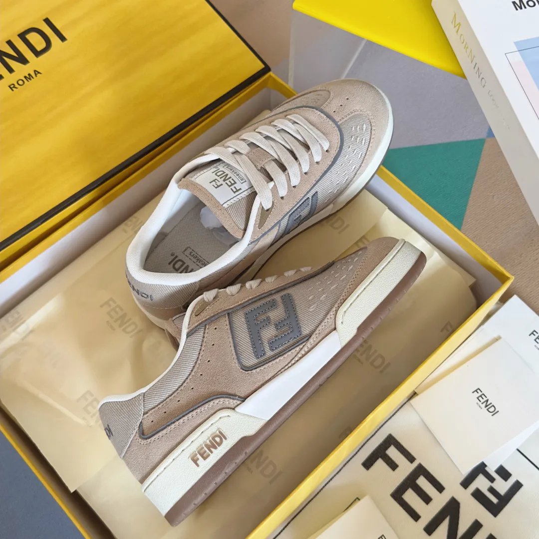 [FENDI] Top P: 720💰 Couple model ▪️ Size: Women's model 35-41 / Men's model 39-45 Top version: Fendi Fendi match series Couple model, film, casual sports shoes, sneakers, original purchase, development and production of these FENDI Match lace-up sports shoes. Small perforations accent the upper. Made of white leather with beige suede details. Matcha green leather FF applique. Rubber sole with FENDI lettering on the side. Comes with exquisite packaging at the counter🛍📦 ▪️ Fabric: Original custom imported first-layer cowhide ▪️ Lining: Imported custom breathable mesh ▪️ Sole: Original molded TPU two-color combination sole ▪️ Sole thickness: 3CM.